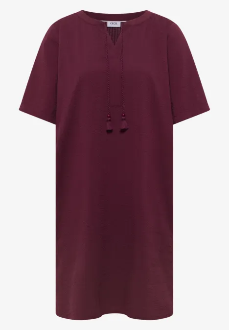 Knielange jurk in seersucker kwaliteit sweet grape red Knielange jurk in seersucker kwaliteit sweet grape red