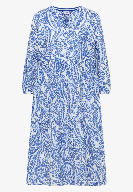 Blau-weißes Midikleid mit Paisley-Muster und 3/4-Ärmeln.