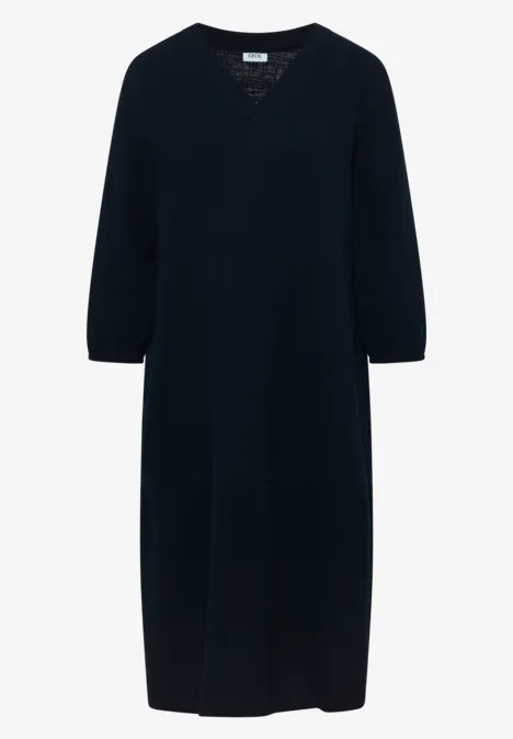 Dunkelblaues Midikleid mit V-Ausschnitt, 3/4-Ärmeln und seitlichen Taschen, lockerer Schnitt.