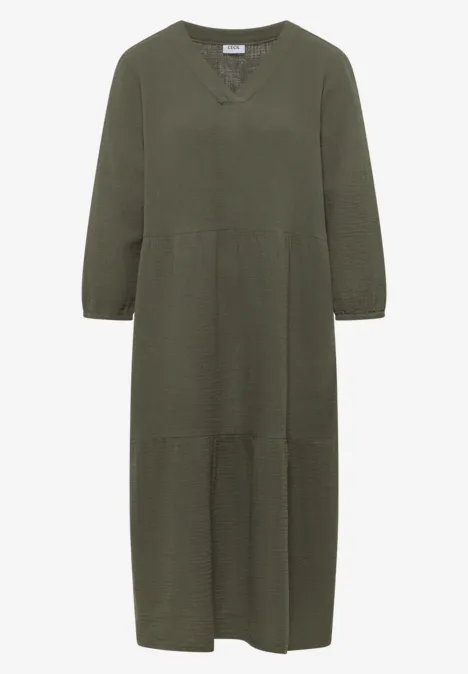 Lässiges, olivgrünes Midikleid mit 3/4-Ärmeln, V-Ausschnitt und stufenförmigem Rock.