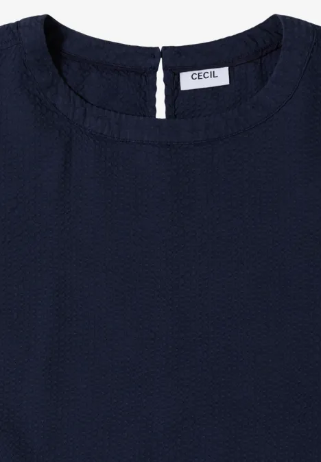 Dunkelblaues, strukturiertes Top mit rundem Ausschnitt und CECIL-Label im Nacken.