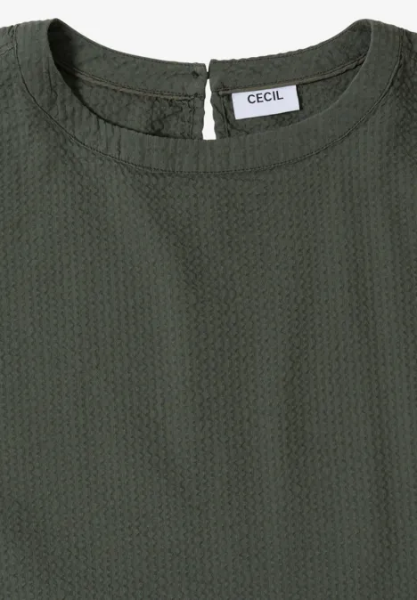 Dunkelgrünes, strukturiertes Oberteil mit Rundhalsausschnitt und sichtbarem Markenlabel "CECIL"