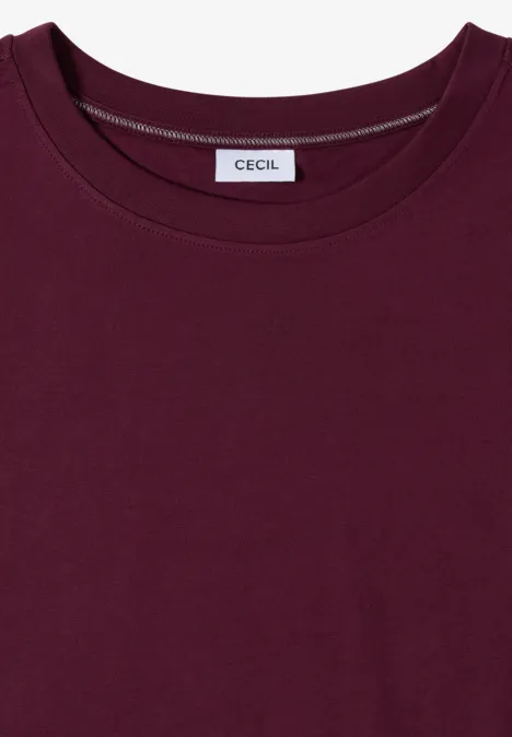 Bordeauxrotes T-Shirt von oben fotografiert mit rundem Kragen und sichtbarem 'CECIL'-Label im Nacken.