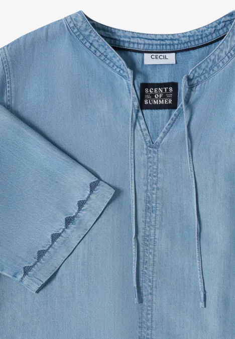 Hellblaue Jeansbluse mit V-Ausschnitt, 3/4-Ärmeln und dekorativem Kordelzug am Hals