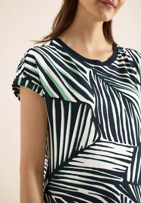 Knielanges Kleid aus Jersey palm breeze green Weiblicher Oberkörper mit geometrischem T-Shirt in schwarz, weiß und grünen Streifen.