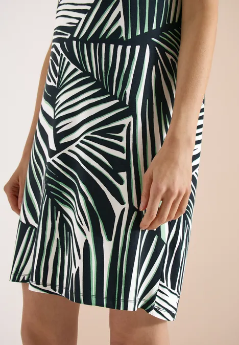 Knielanges Kleid aus Jersey palm breeze green Nahaufnahme eines Kleids mit grünem Palmenblattmuster auf weißem Hintergrund.
