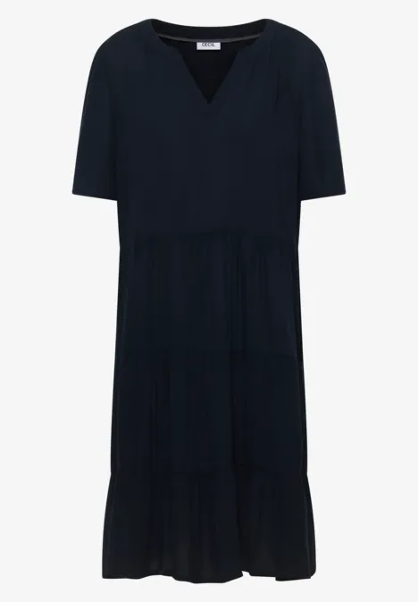 Schwarzes, kurzärmeliges Stufenkleid mit V-Ausschnitt, knielang.