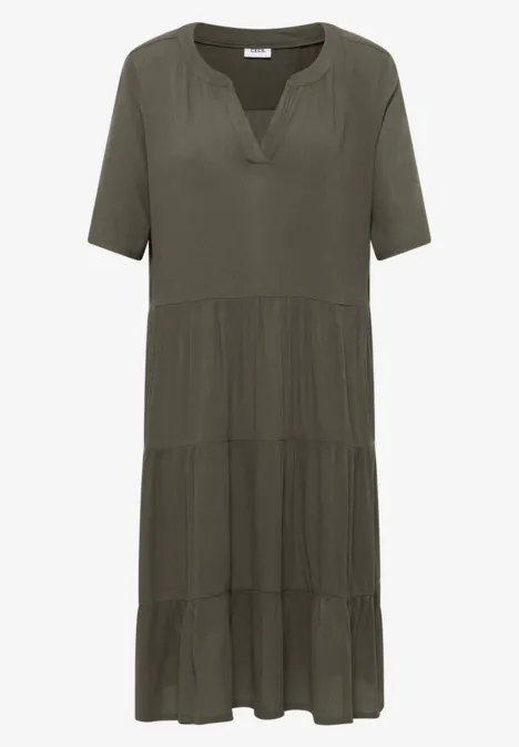 Olivgrünes, kurzärmeliges Midikleid mit V-Ausschnitt und Stufendesign.