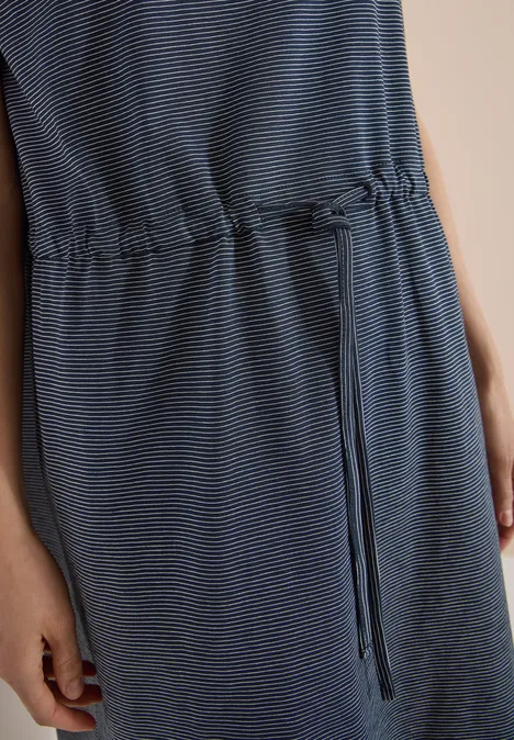Knielanges Kleid aus Jersey universal blue Nahaufnahme eines blau gestreiften Kleides mit Taillenschnürung und Seitentaschen.