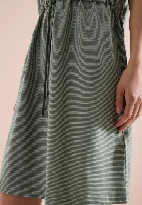 Knielanges Kleid aus Jersey khaki Khakifarbenes ärmelloses Midikleid mit Tunnelzug an der Taille, leger und elegant.