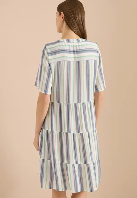 Een midijurk met pastelstrepen, korte mouwen en plooilagen, achterkant afgebeeld tegen een neutrale achtergrond.
