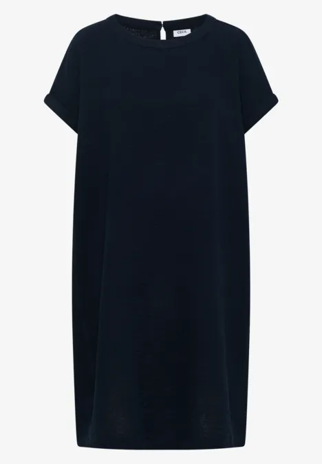 Robe droite noir à manches courtes et encolure ronde, style intemporel.