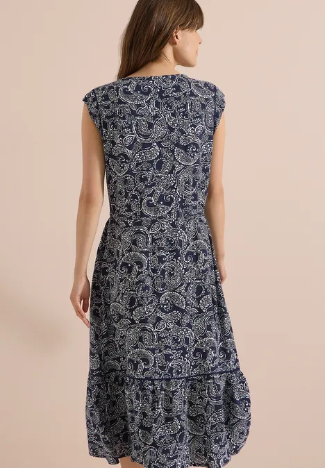 Midikleid mit Split Neck und Print universal blue Frau von hinten in ärmellosem, knielangem, dunkelblauem Kleid mit weißem Paisley-Muster.