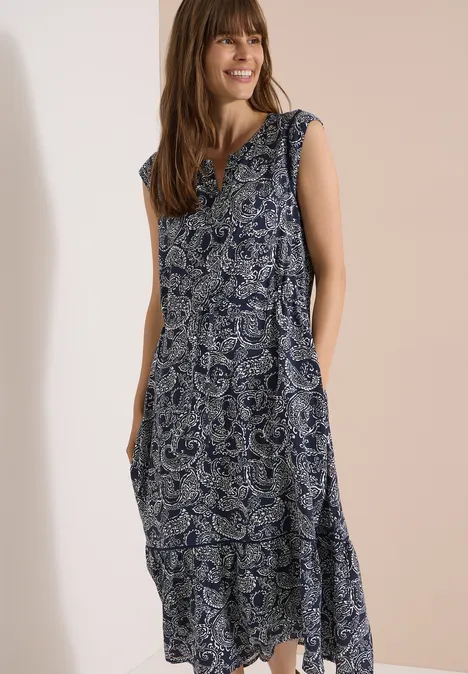 Midikleid mit Split Neck und Print universal blue Frau in ärmellosem, langem Maxikleid mit blau-weißem Paisley-Muster.