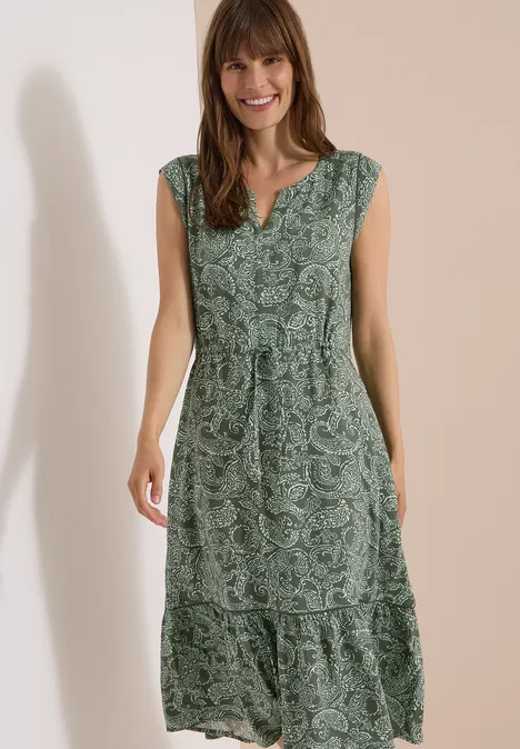 Midikleid mit Split Neck und Print khaki Ein grünes, gemustertes Midikleid mit V-Ausschnitt, kurzen Ärmeln und Taillengürtel.