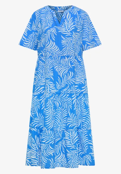 Blaues Midikleid mit weißem Blattmuster, kurzen Ärmeln und Rundhalsausschnitt.