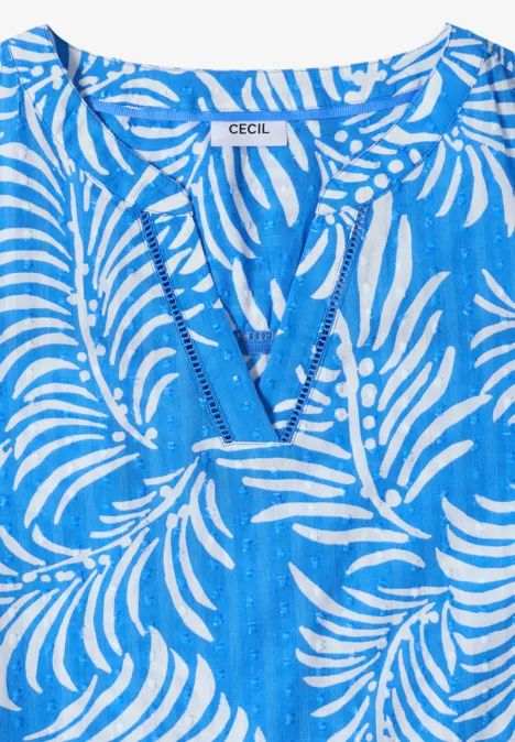Midikleid mit Split Neck und Print ethereal blue Blaues Damen-Top mit weißem Blattmuster, V-Ausschnitt und Ziernaht am Dekolleté.