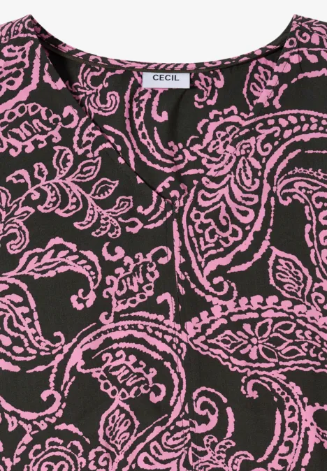 Schwarze Bluse mit kontrastierendem rosa Paisley-Muster und V-Ausschnitt.