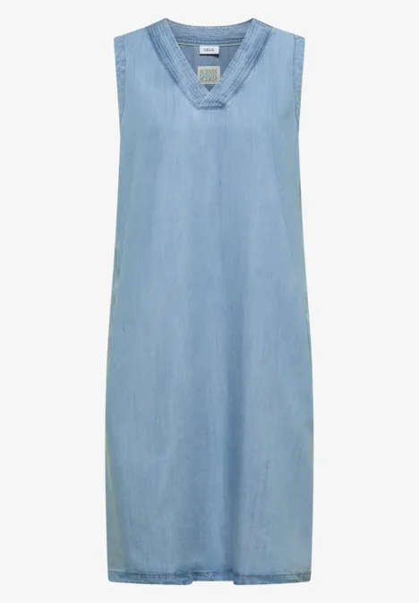 Mouwloze midi-jurk van lichtblauwe denim met V-hals.