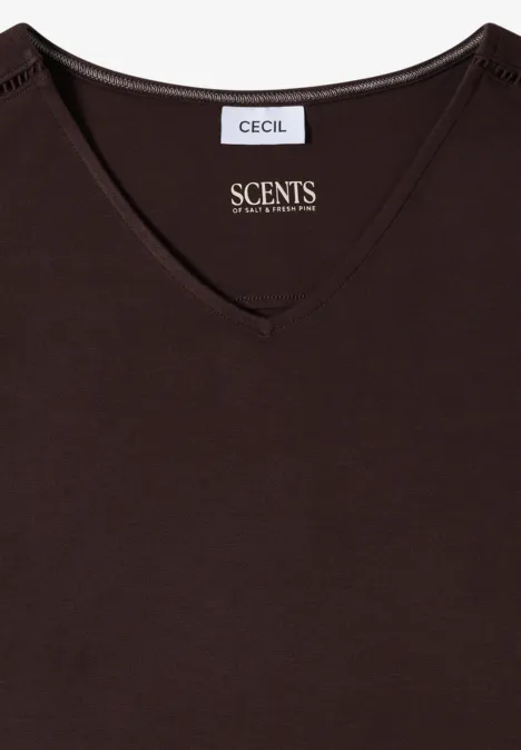 Ein schlichtes, dunkelbraunes V-Ausschnitt-Shirt mit Herstelleretikett 'CECIL'.