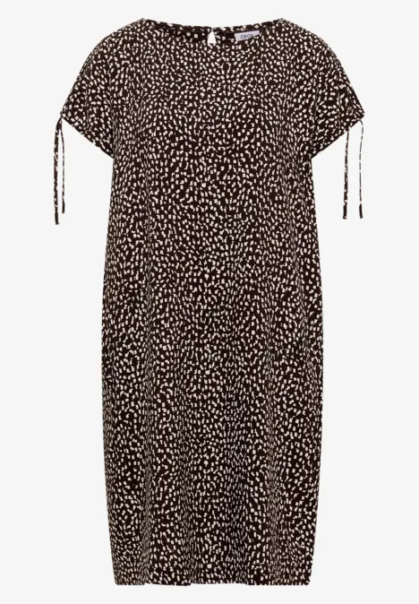 Robe mi-longue avec manchons brown cacao Robe en jersey mi-longue à manches courtes avec imprimé animalier beige sur fond noir.