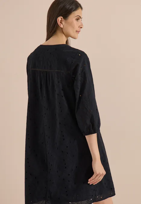 Robe longueur genou avec manches 3/4 et broderie Black Femme vue de dos dans une tunique noire brodée aux manches 3/4.
