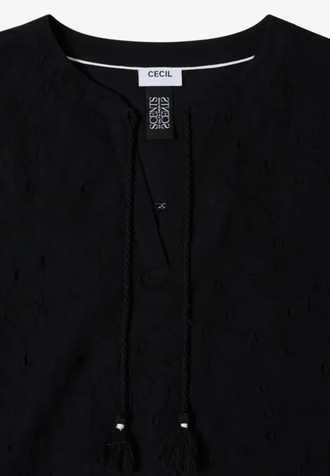 Robe longueur genou avec manches 3/4 et broderie Black Haut noir en dentelle brodée avec cordon coulissant à embouts métalliques, étiquette 'CECIL'.