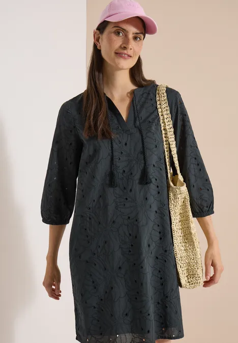 Robe longueur genou avec manches 3/4 et broderie palm breeze green Femme en robe ajourée gris foncé manches 3/4, casquette rose et sac en paille tressée.
