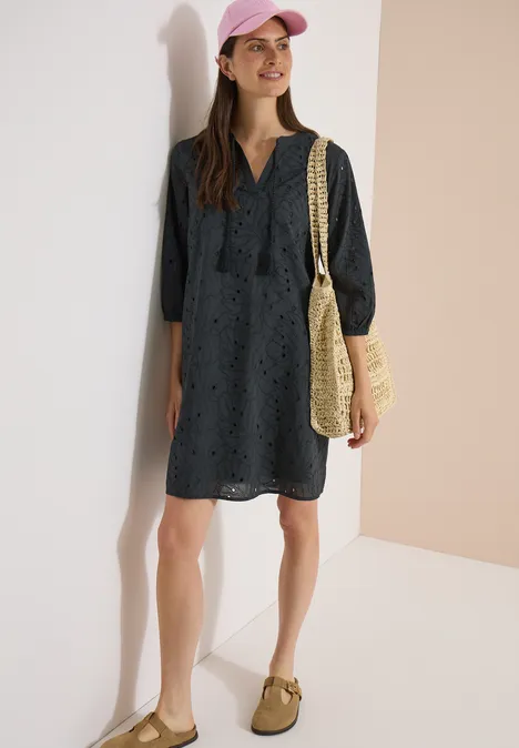 Robe longueur genou avec manches 3/4 et broderie palm breeze green Femme en robe bleu marine à manches longues brodée, sac en paille et casquette.