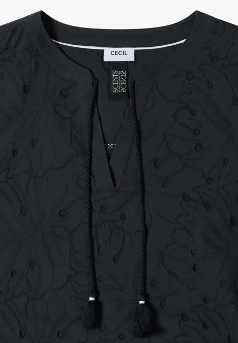Robe longueur genou avec manches 3/4 et broderie palm breeze green Chemisier noir brodé à motif floral, encolure en V avec cordon de serrage.