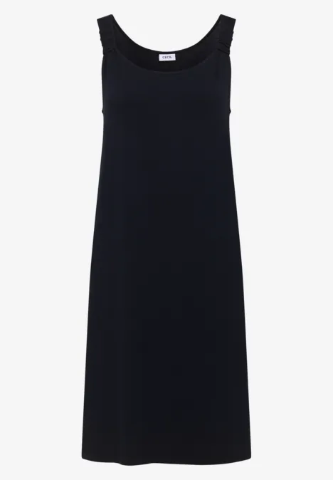 Langes ärmelloses schwarzes Kleid mit Rundhalsausschnitt.