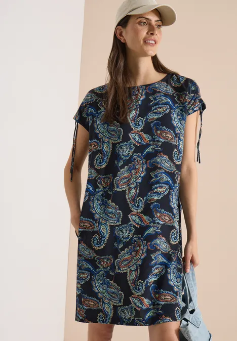 Robe mi-longue à manches courtes universal blue Robe courte marine à manches courtes avec imprimé paisley blanc et turquoise, coupe ample arrivant aux genoux.