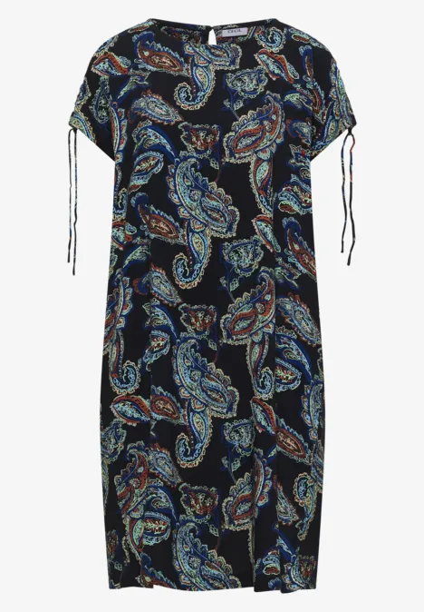 Schwarzes, knielanges Kleid mit buntem Paisleymuster, kurzen Ärmeln mit Kordelzug und lockerem Schnitt.