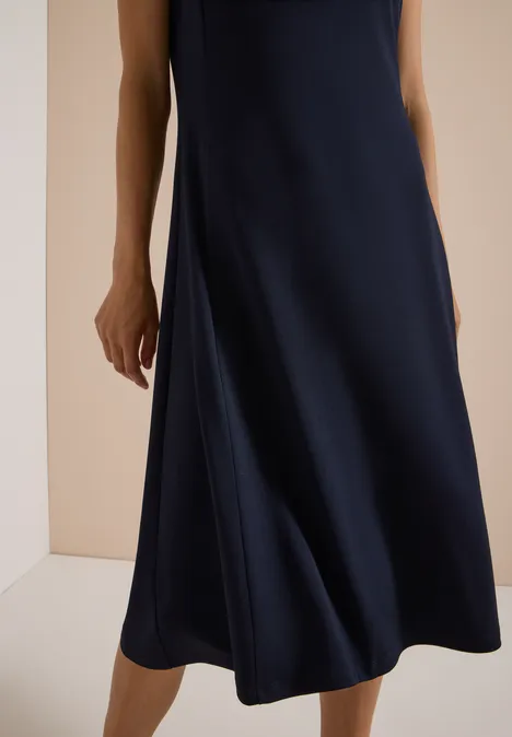 Midi-jurk met ronde hals van jersey urban dark blue Elegante midi-jurk in donkerblauw van vloeiende stof.