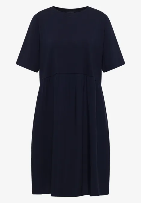 Ein schlichtes, dunkelblaues Midikleid mit kurzen Ärmeln, Rundhalsausschnitt und Faltenrock.
