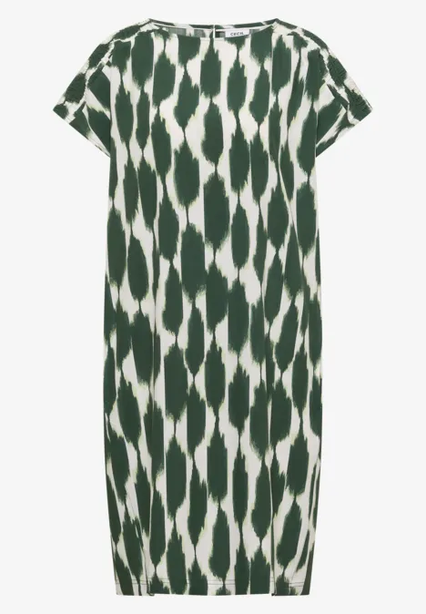 Locker geschnittenes, knielanges Kleid mit grün-weißem ikat-inspiriertem Muster und kurzen Ärmeln