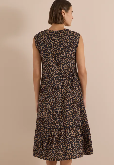 Midikleid mit Split Neck und Print creamy mocha Eine Frau von hinten im ärmellosen Midikleid mit Leopardenmuster.