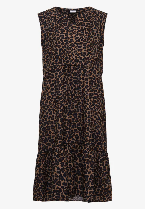 Mouwloze midi-jurk met bruin-zwart luipaardpatroon, tailleband en volantzoom.