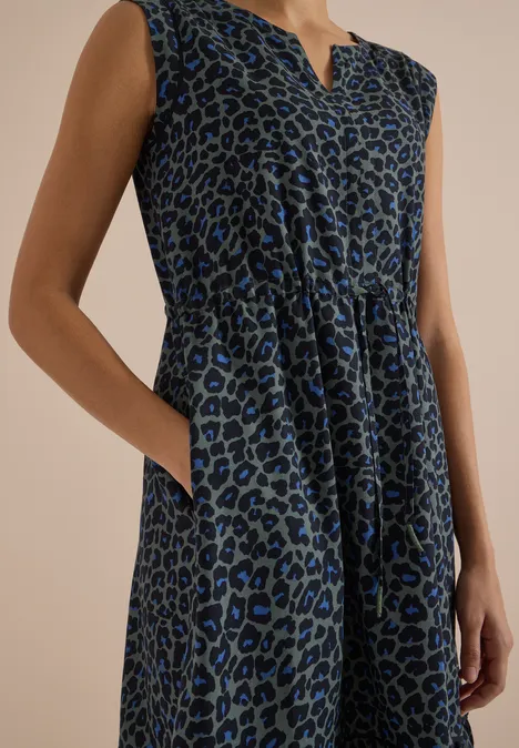 Midikleid mit Split Neck und Print dried olive green Ärmelloses Kleid mit blau-schwarzem Leopardenmuster und seitlichen Eingrifftaschen