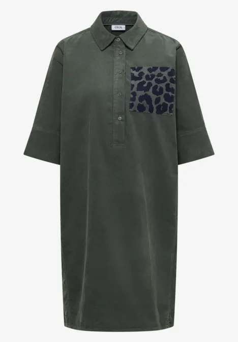 Robe-shirt verte mi-longue à manches ¾ avec poche léopard.