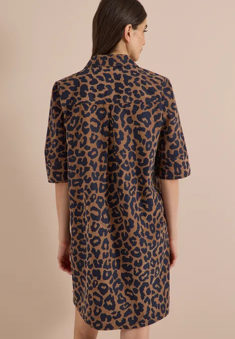 Knie-lange corduroyjurk met luipaardprint creamy mocha Frau mit schulterlangem Haar trägt Hemdkleid im Leopardenmuster.