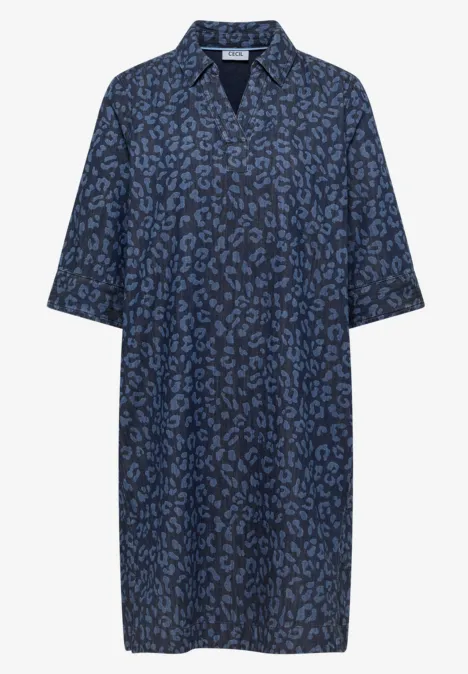 Blaues, locker geschnittenes Kleid mit Leoprint, V-Ausschnitt und halblangen Ärmeln.
