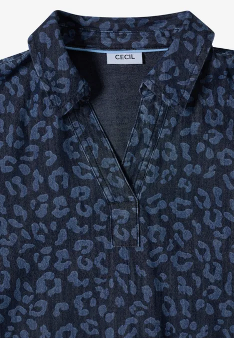 Dunkelblaues Hemd mit hellblauem Leopardenmuster, Kragen mit CECIL-Label.