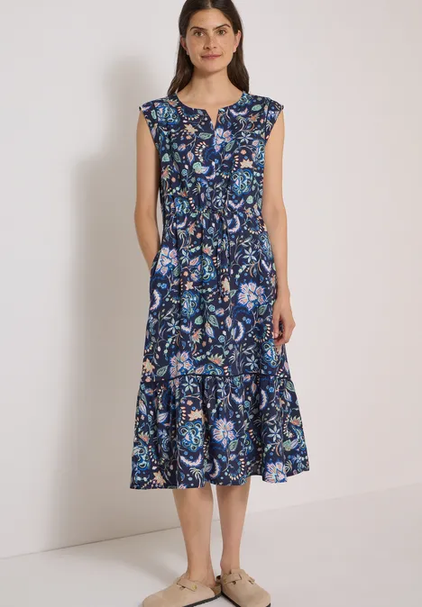 Midikleid mit Split Neck und Print urban dark blue Frau in knöchellangem ärmellosem Kleid mit blauem Paisley-Muster, V-Ausschnitt und Taschen, flache Sandalen