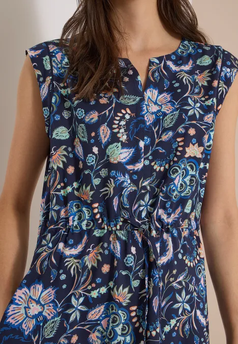 Midikleid mit Split Neck und Print urban dark blue Ärmellose dunkelblaue Bluse mit buntem Blumenmuster und Taillenschnürung.