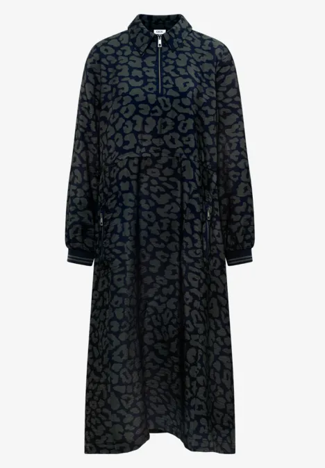 Schwarzes Midikleid mit dezentem Animal-Print, Knopfleiste und langen Ärmeln.