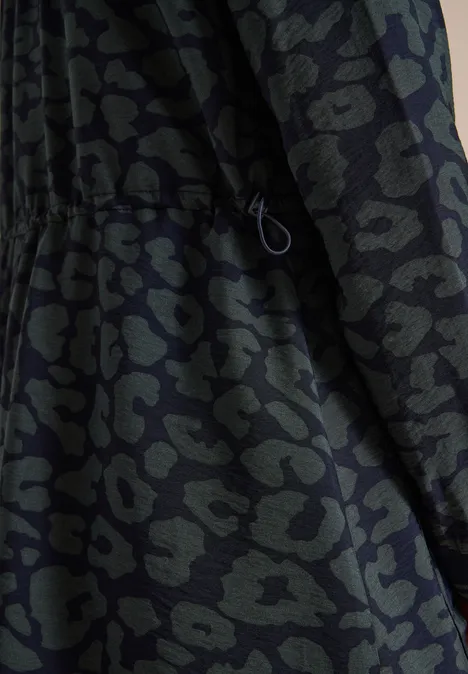 Dunkelgrüne Jacke mit schwarzem Animal-Print-Muster und Kordelzug in der Taille.