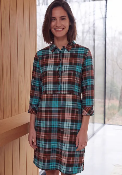 Knielanges Flanellkleid mit Print dark russet red Eine Frau steht in einem karrierten Hemdkleid vor hellem Hintergrund.