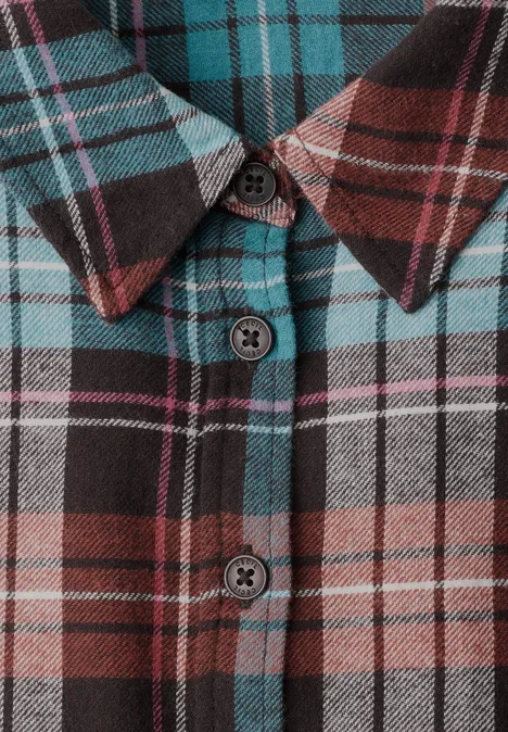 Knielanges Flanellkleid mit Print dark russet red Nahaufnahme eines karierten Flanellhemds mit Knopfleiste und Umschlagkragen in Blau- und Rottönen.