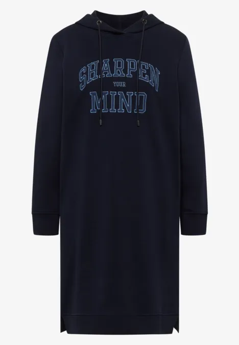 Dunkelblaue Kapuzen-Sweatshirt-Kleid mit Aufdruck 'SHARPEN MIND', langärmelig und knielang.